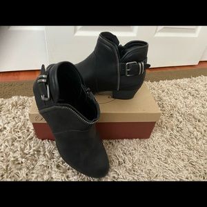 American Rag, almost new, fashion boot, comfortable